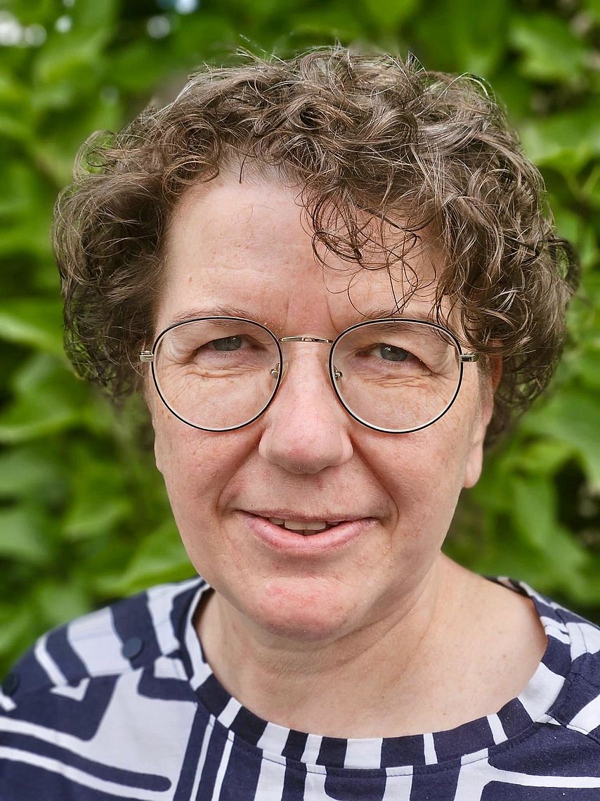 Portraitbild von Elke Müller vor grünem Hintergrund